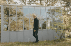 Het sjaalvest is de stoere held van de herfstlaagjes