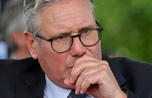 Er cirkelen haaien rond de Britse premier Keir Starmer, terwijl zijn leiderschap kwetsbaar is