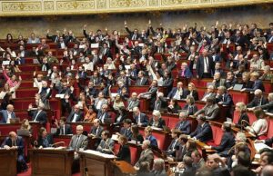 De Franse Nationale Vergadering stemt met overweldigende meerderheid voor het opschorten van de controversiële pensioenhervormingen