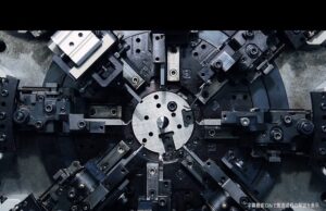 Een hypnotiserende tentoonstelling van robots die kleine veertjes maken