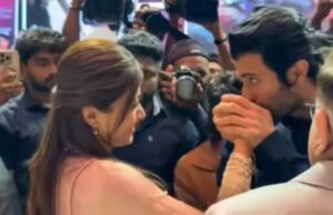 Vijay Deverakonda kust Rashmika Mandanna’s hand tijdens het succesevenement The Girlfriend, nieuw verloofd stel deelt eerste publieke genegenheid |