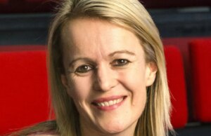 Kate Phillips zegt tegen het BBC-personeel dat ze sociale media moeten vermijden na het vertrek van Tim Davie