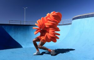 Het speelgoed van de levendig gekostumeerde foto’s van Gerwyn Davies met de bedoeling portretten te maken – Kolossaal