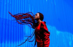 In ‘Color’ verlichten levendige portretten van Yannis Davy Guibinga de personages met verzadigde tinten – Kolossaal