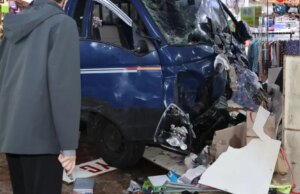 Minstens twee doden en achttien gewonden toen een vrachtwagen zich 150 meter door de menigte heen ploegde op een openluchtmarkt in Zuid-Korea
