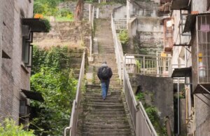 Cheng bezoekt zijn geboorteplaats, overspoeld door de getijden van geschiedenis en tijd