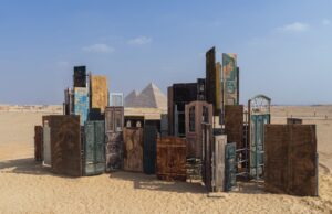 Tegen de piramides van Gizeh zijn de geëtste portretten van Vhils alledaagse monumenten – kolossaal