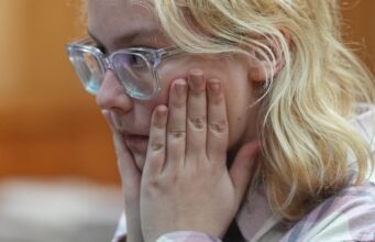 Russische rechtbank verlengt gevangenisstraf van tienerzangeres wegens uitvoering van anti-oorlogsliederen