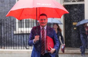 De Britse minister ontkent plannen te hebben om de omstreden leider Starmer af te zetten