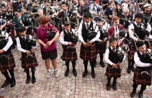 Doedelzakken claimen wereldrecord met AC/DC’s ‘It’s a Long Way to the Top’