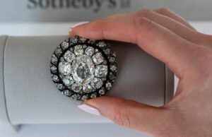 Sotheby’s zegt dat de diamanten broche die Napoleon verloor toen zijn troepen uit Waterloo vluchtten, voor 4,4 miljoen dollar wordt verkocht